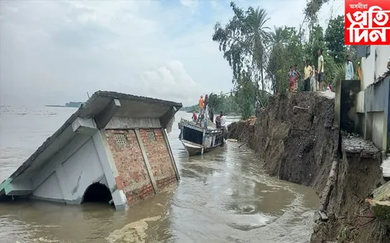 মায়ঙৰ মুৰকটাত খহনীয়াৰ ভয়ংকৰ ৰূপ, নৈত জাহ গ'ল গাঁওখনৰ দুৰ্গা মন্দিৰ...