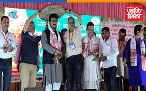 নলবাৰীৰ ৰাস মহোৎসৱত উপস্থিত সাদিন প্ৰতিদিন গোষ্ঠীৰ সঞ্চালক ঋষি বৰুৱা