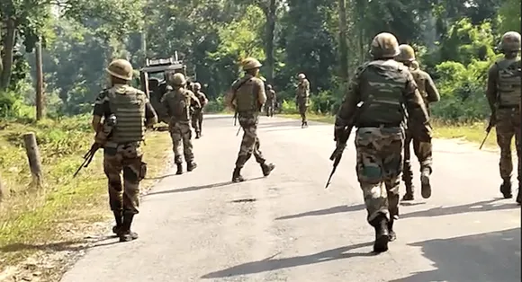 কাশ্মীৰত পুনৰ সন্ত্ৰাসবাদীৰে সুৰক্ষা বাহিনীৰ সংঘৰ্ষ...