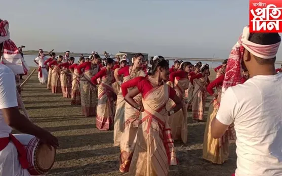 লাচিত বৰফুকনৰ জন্ম জয়ন্তী উপলক্ষে ভাৰত-বাংলাদেশ সীমান্তৱৰ্তী বৰলুইতৰ পাৰত বিহু নৃত্য...