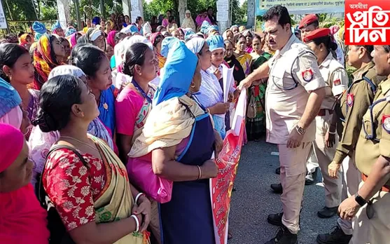 চিৰাঙৰ কাজলগাঁৱত মধ্যাহ্ন ভোজন কৰ্মচাৰী ইউনিয়নৰ উত্তাল প্ৰতিবাদ