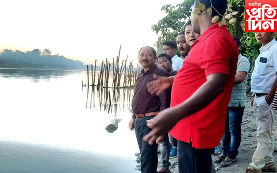 ঢকুৱাখনা নগৰৰ মহঘুলিত চাৰিকঢ়িয়া নদীৰ খহনীয়া পৰিদর্শন এম এ চিৰ অধ্যক্ষ সুনীল পেগুৰ...