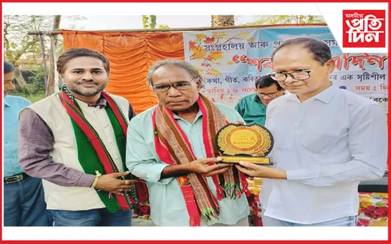বকোৰ শিল্পী উত্তম ৰাভাক 'বীৰ সন্দে ডাকুৱা বঁটা' প্ৰদান...