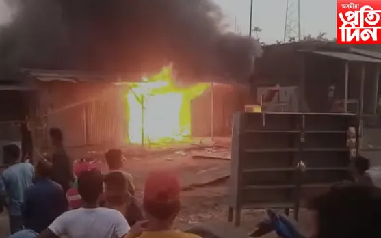 মানকাচৰত অগ্নিকাণ্ডঃ ১০ লক্ষাধিক টকাৰ সম্পত্তি ভস্মিভূত...