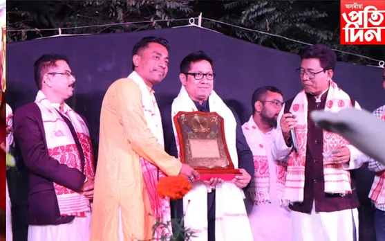 প্ৰতিদিন টাইমৰ মুখ্য সম্পাদক নিতুমণি শইকীয়ালৈ 'অসম গৌৰৱ' বঁটা
