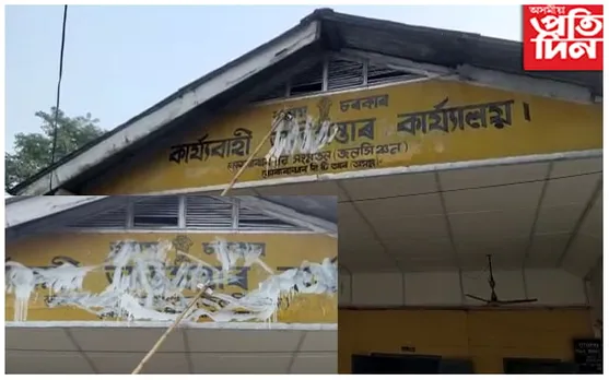 কোকৰাঝাৰত মচি দিয়া হ'ল অসমীয়া আৰু ইংৰাজীৰ ভাষাত লিখা ফলক...