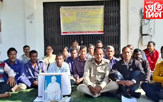 ঢকুৱাখনাত পৌৰ নিকায় কৰ্মচাৰীৰ সৰ্বাত্মক ধৰ্মঘটত অচল পৌৰ সভা 