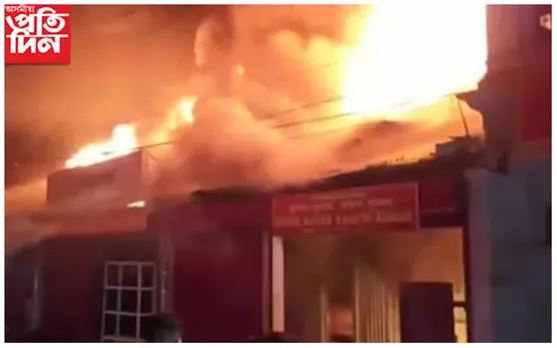 যোৰহাটত মাৰোৱাৰী ঠাকুৰবাৰীত ভয়াবহ অগ্নিকাণ্ডঃ ৮ খন ব্যৱসায়ীক প্ৰতিষ্ঠান, ৩ মহলীয়া আৱাসীক গৃহ ভস্মিভূত...