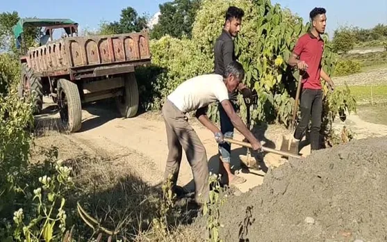 বান্দৰদেৱাৰ বালিপুখুৰীত গাঁঠিৰ ধন ভাঙি ৰাইজে মেৰামতি কৰিলে পথ... 