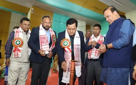 সোনোৱালৰ গাঁৱত মুখ্যমন্ত্ৰী হিমন্ত বিশ্ব শৰ্মাঃ একেখনম মঞ্চত দুই নেতাই এজনে আনজনক কৰিলে প্ৰশংসা..