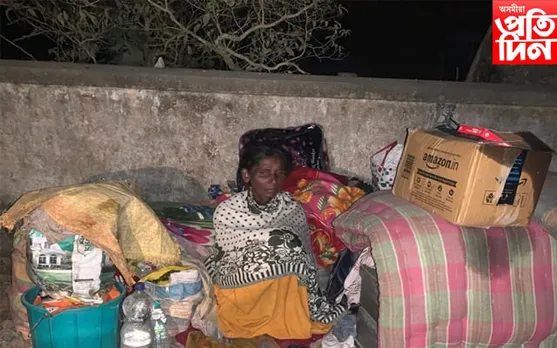 শীতৰ সেমেকা নিশা পথৰ কাষত এগৰাকী আশ্ৰয়হীন মহিলা...