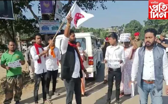 উৰিয়াগাঁৱত আছুৰ প্ৰতিবাদ, কেন্দ্ৰীয় মন্ত্ৰী নীতিন গাডকাৰীৰ প্ৰতিকৃতি দাহ...