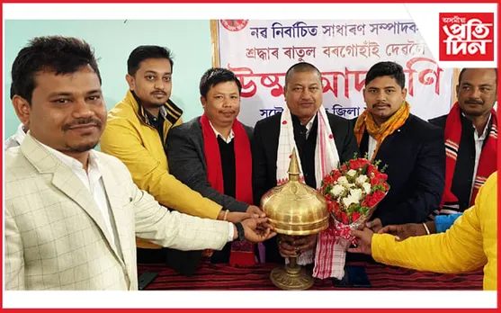 AJYCP ৰ নৱনিৰ্বাচিত সাধাৰণ সম্পাদক ৰাতুল বৰগোহাঁই আৰু উপ-সভাপতি  দেৱজিৎ দাসক সম্বৰ্ধনা... 