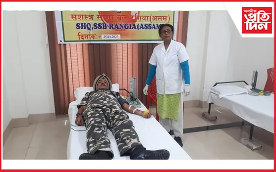 সুৰক্ষাৰ দায়িত্বৰ মাজতে ৰক্তদান SSB ৰ বিষয়া, জোৱানৰ...