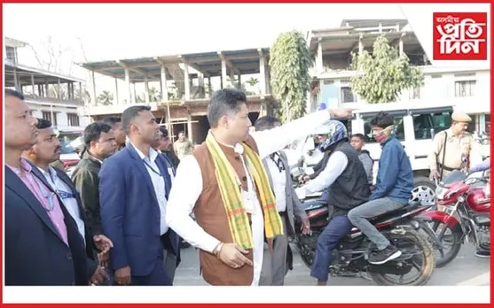 দুৰ্ঘটনাত পতিতক নিজৰ বাহনত উঠাই চিকিৎসালয়লৈ প্ৰেৰণ মন্ত্ৰী হাজৰীকাৰ