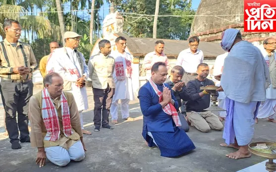 ঐতিহ্যমণ্ডিত ছমৰীয়া সত্ৰত সেৱা ল'লে পলাশবাৰী সমষ্টিৰ বিধায়ক হেমাংগ ঠাকুৰীয়াই..