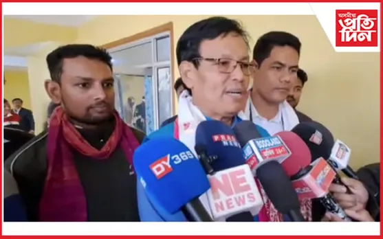 বাক্সাত মন্ত্ৰী উৰ্খাও গৌৰা ব্ৰহ্মৰ উপস্থিতিত প্ৰধানমন্ত্ৰী ফচল বীমা যোজনাৰ অধীনত পলিচি প্ৰদান 