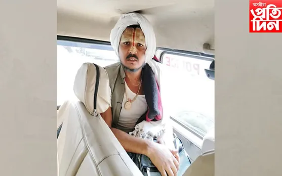 টকাৰ সলনি পাথৰ! নগাঁৱত যুৱকক প্ৰৱঞ্চনা কৰা ভণ্ড বাবাক আটক  