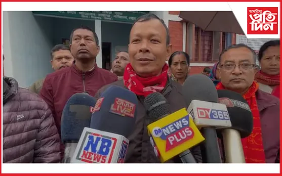 চাবুৱাত শ্ৰেণী কোঠা এৰি প্ৰতিবাদত নামিল শিক্ষক...