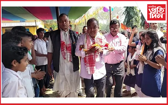 ৩৫ খন ই-ৰিক্সা, অৰ্ধ শতাধিক বাহনেৰ ৰেলীৰে ১০ খন গাঁৱৰ মাজেৰে আদৰি আনিলে বিদায়ী শিক্ষকক...