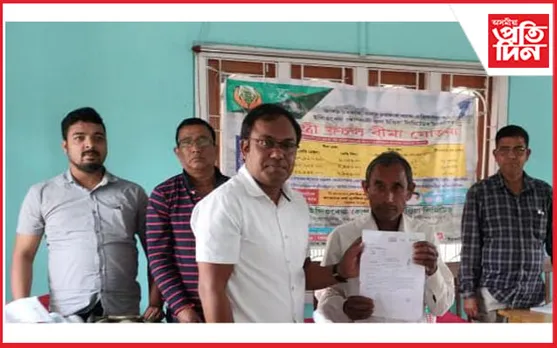 বংশৰত প্ৰায় ৮০ গৰাকী কৃষকৰ মাজত ফচল বীমা পলিচি বিতৰণ
