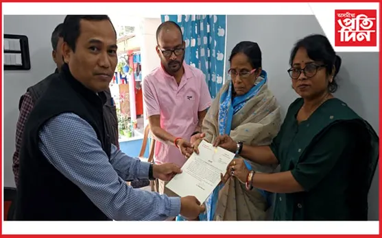 মুখ্যমন্ত্ৰীৰ শোকবাণী পত্ৰ লাভ কৰি আৱেগিক প্ৰয়াত সমৰ তালুকদাৰৰ পত্নী-কন্যা