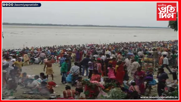ব্ৰহ্মপুত্ৰত ভক্তৰ প্ৰাতঃস্নান, মহামিলনৰ তীৰ্থভূমিলৈ পৰিণত বৃটিছ বন্দৰ নগৰী...
