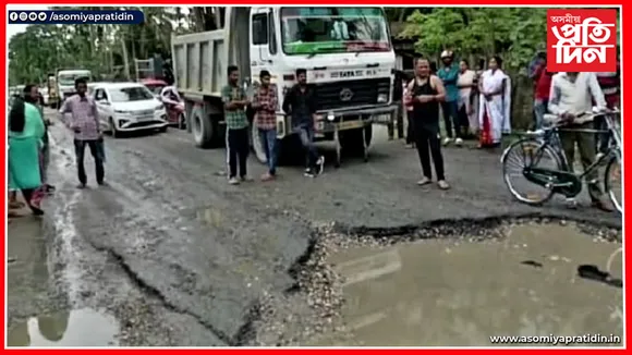 মৰণফাণ্ডত পৰিণত খজুৱা-মাজুলী সংযোগী পথ...