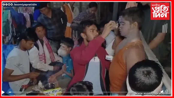 বিশেষ পোছাক পিন্ধি মৰিয়নিত কি কৰিছে এজাক শিশুয়ে...