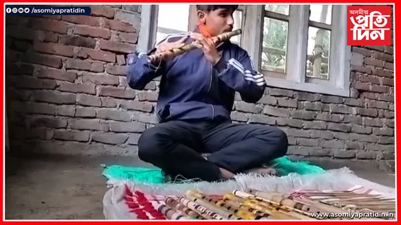 যুৱশিল্পী পল্লৱ জমৰ হাতৰ পৰশত প্ৰাণপাই উঠিছে থলুৱা বাদ্য...