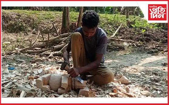 কুৰুৱাবাহীৰ গ্ৰামাঞ্চলত নিৰৱে শিল্পকৰ্মত ব্যস্ত তিনিগৰাকী কাৰুশিল্পী...