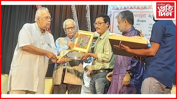 কলকাতাৰ শিশিৰ মঞ্চত কবি জীৱন নৰহৰ যাপনচিত্ৰ ৰাষ্ট্ৰীয় কাব্য বঁটা গ্ৰহণ