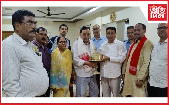 অসম সাহিত্য সভাৰ প্ৰাক্তন প্ৰধান সম্পাদক সতীশ চন্দ্ৰ চৌধুৰীৰ বাসগৃহত নৱনিৰ্বাচিত সভাপতি, প্ৰধান সম্পাদক