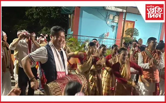 কান্ধত ঢোল লৈ বিহুৰ আনন্দ ল'লে অৰুণাচলৰ মুখ্যমন্ত্ৰীয়ে...