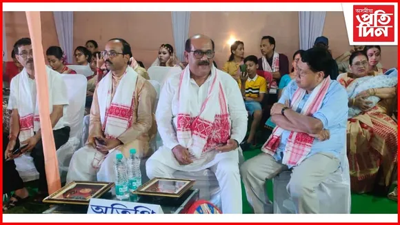 ডিমৰীয়া বিহু আদৰণি উৎসৱৰ সামৰণি : 'ডিমৰুৱা' উন্মোচন কৰে অসমীয়া প্ৰতিদিনৰ সম্পাদক জয়ন্ত বৰুৱাই   