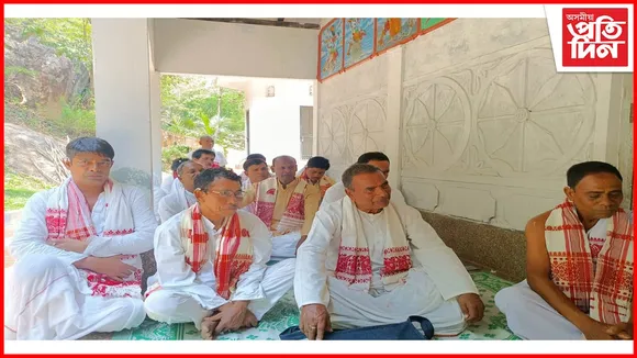 মহাপুৰুষ মাধৱদেৱ স্থাপিত বৈঠাপুতা সত্ৰ লুইতত জাহ যোৱাৰ উপক্ৰম...