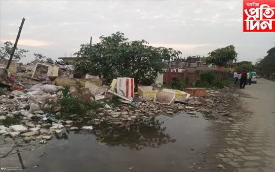 আৱৰ্জনাৰ দুৰ্গন্ধত অতিষ্ঠ সাধাৰণ জনতা...