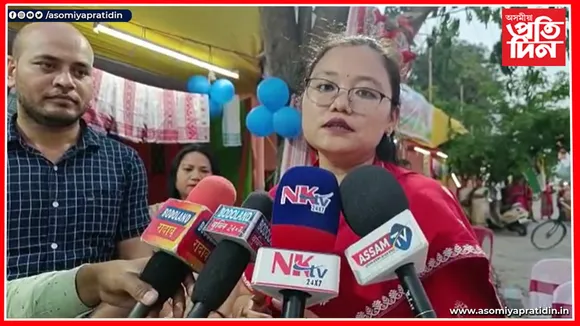 অসমীয়া শিপিনীয়ে তাঁতশালত বোৱা গামোচাৰে ভৰিল মুছলপুৰৰ ব'হাগী মেলা...
