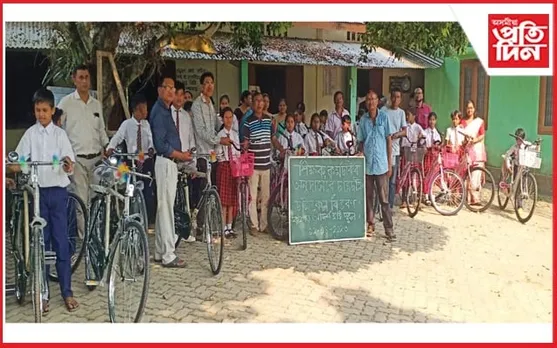 শিৱসাগৰত দৰমহাৰ টকাৰে ছাত্ৰ-ছাত্ৰীক চাইকেল বিতৰণ শিক্ষকৰ...