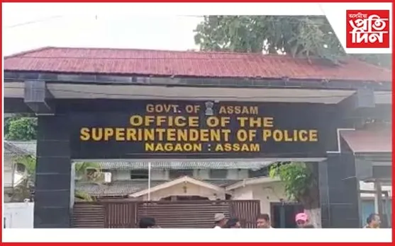 নগাঁৱৰ এছ পি নৱনীত মহন্তৰ ওচৰত নকল সোণ ব্যৱসায়ীৰ আত্মসমৰ্পন...