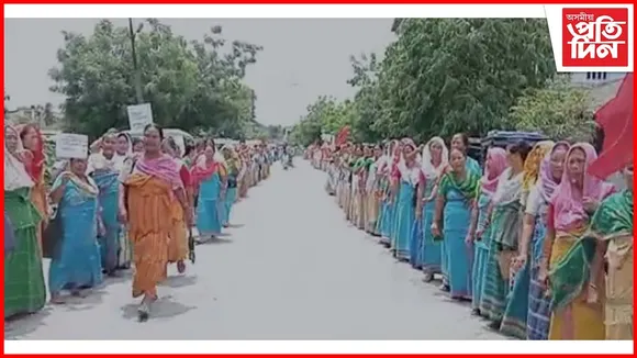 হাজাৰ হাজাৰ মহিলাৰ প্ৰতিবাদত কপি উঠিল মুছলপুৰ