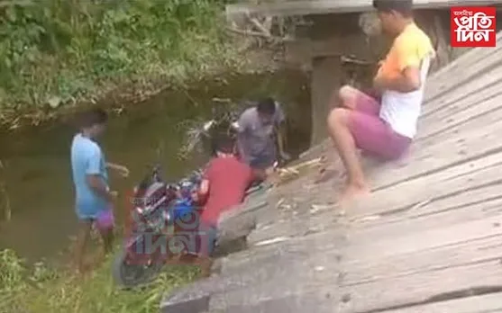 কাঠৰ দলং ভাগি তলত সৰি পৰিল মটৰচাইকেলসহ আৰোহী