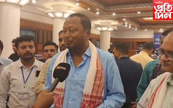 বিধায়ক পদ্ম হাজৰিকাক অসম  মানৱ অধিকাৰ বিশেষ বঁটা  প্ৰদান