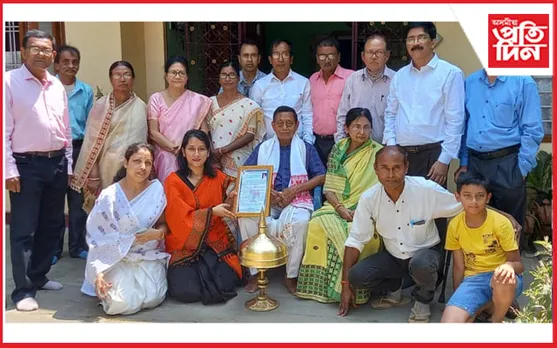 সদ্য অৱসৰ লোৱা অধ্যক্ষ, অভিযন্তা, চিকিৎসক আদিৰ এটা দলে ঘৰে ঘৰে গৈ সম্বৰ্ধনা জনালে একালৰ শিক্ষাগুৰুক...