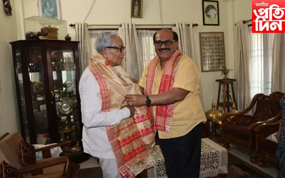 ডিব্ৰুগড় উপস্থিত হৈ মিতভাষৰ স্ৰষ্টা নগেন শইকীয়াৰ আশিস ল'লে 'অসমীয়া প্ৰতিদিন'ৰ সম্পাদক জয়ন্ত বৰুৱাই...