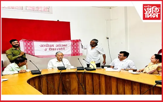 "মানুহ শিল নহয়, অন্যায়-স্বেচ্ছাচাৰিতা-ভ্ৰষ্টাচাৰৰ বিৰুদ্ধে মানুহ এদিন জাগিবই"-হীৰেন গোহাঁই