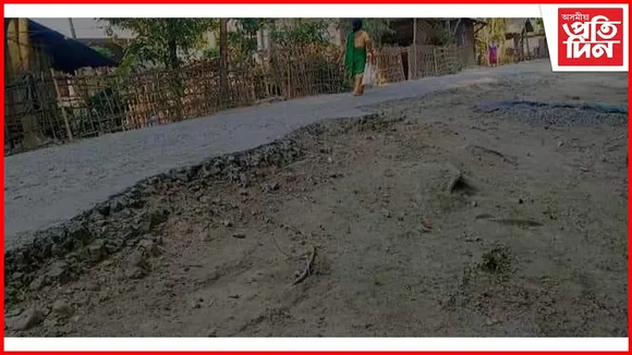 মন্ত্ৰী অতুল বৰাৰ সমষ্টিত বিধস্ত পথে জলাকলা খুৱাইছে স্থানীয় জনসাধাৰণক