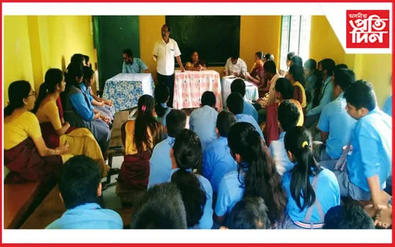 টিহু জাতীয় বিদ্যালয়ৰ ব্যতিক্ৰমী পদক্ষেপ: প্ৰদৰ্শনীমূলক সংসদ উপস্থাপন ছাত্ৰ-ছাত্ৰীৰ...