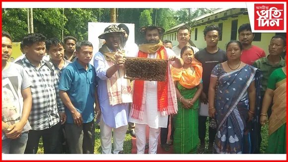 তামুলপুৰত ৫২০ টা মৌ পালনৰ উদ্দেশ্যৰে মৌ বাকচ আৰু মৌ বীজ বিতৰণ...