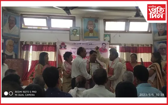 গোলাঘাটত বিশেষ সম্বৰ্ধনা সাহিত্য সভাৰ সভাপতি ড: সূৰ্যকান্ত হাজৰিকাক...
